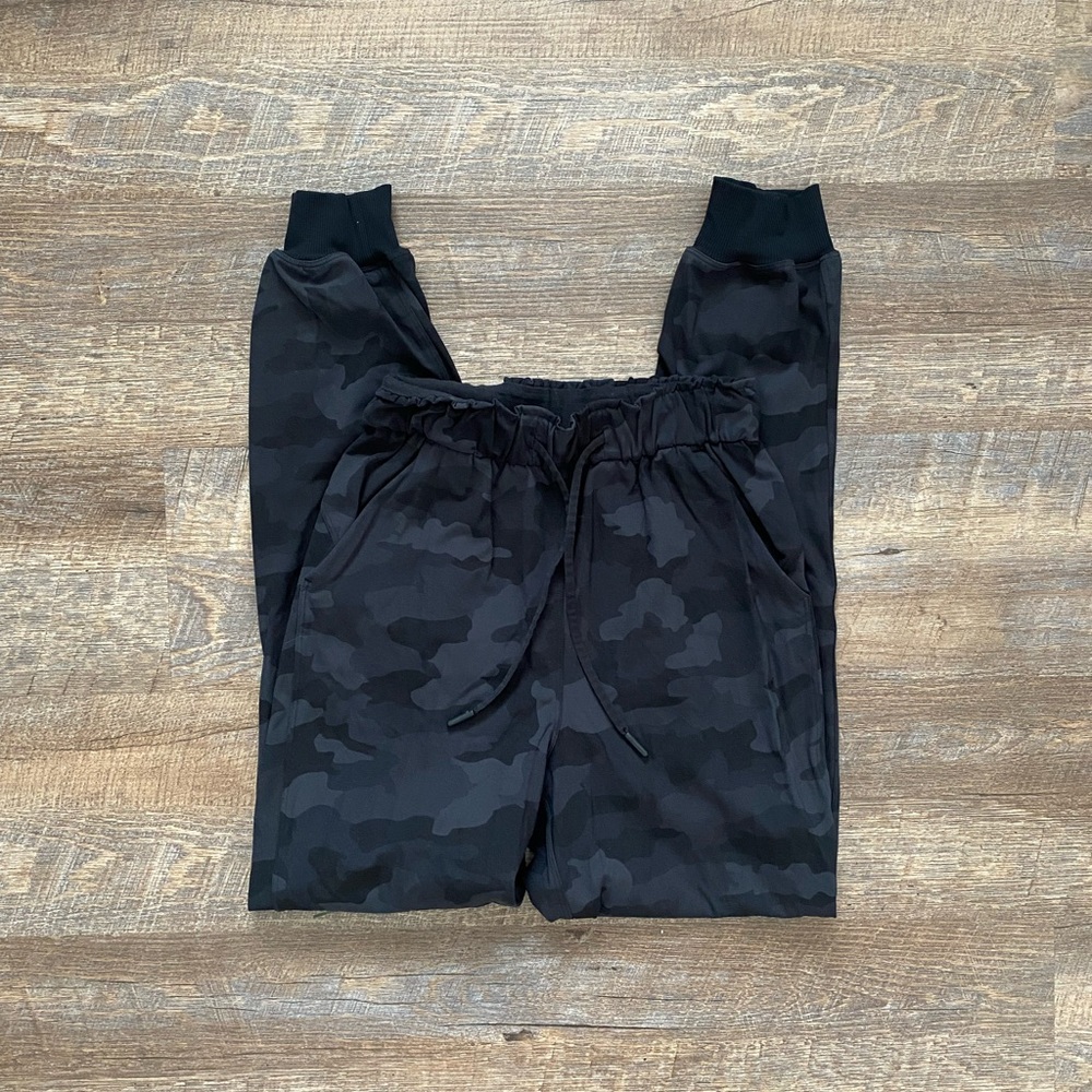 Lululemon grey & black camo legging joggers SZ 2